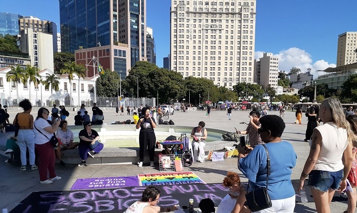 Manifestantes fazem ato contra lesbofobia no centro do Rio