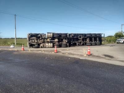 Vídeo – Carreta tomba próximo ao Porto do Açu, em SJB