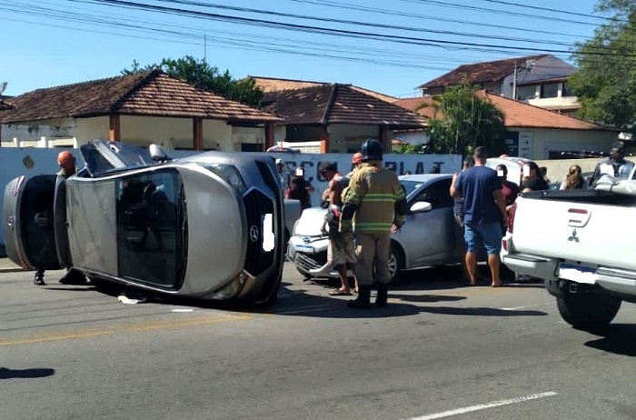 Vídeo – Colisão seguida de capotamento é registrada em Campos