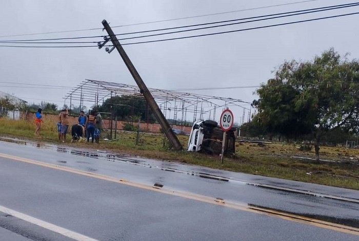 Vídeo – Carro colide contra poste, capota e deixa feridos na BR 356 em SJB