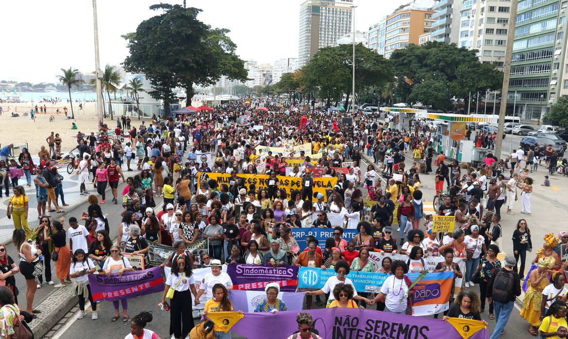 Vídeo - Marcha das Mulheres Negras toma conta de Copacabana - Parahybano