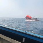 Seis pescadores ficam à deriva em bote por mais de 10 horas após embarcação naufragar
