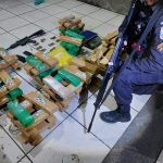 Vídeo - PM apreende fuzil, munições e 120 quilos de maconha em Campos