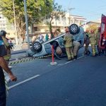 Vídeos - Homem morre após capotar com carro na 28 de Março, em Campos