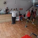 Vídeo - Homem armado assalta proprietário de restaurante em Campos