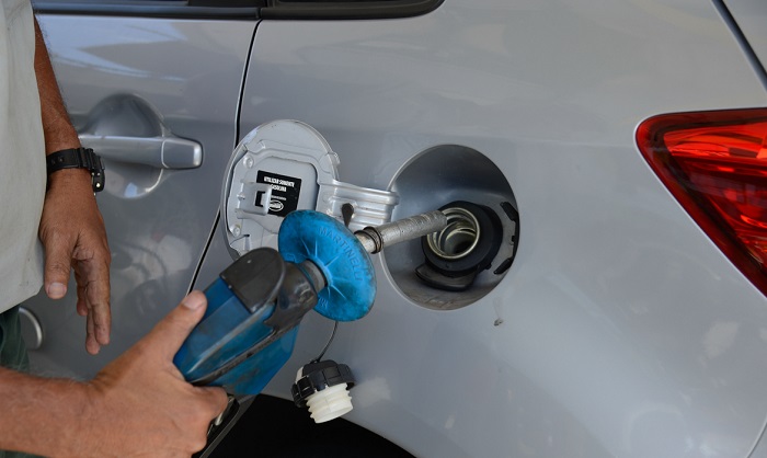 Preço da gasolina diminui e do diesel aumenta para distribuidoras