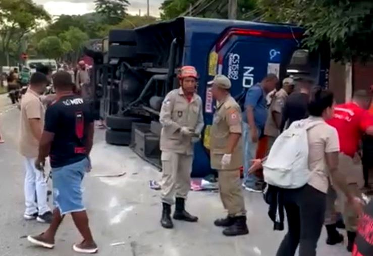 Vídeo – Cerca de 50 pessoas ficam feridas em tombamento de ônibus no RJ