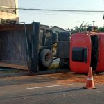 Vídeo - Caminhão tomba na avenida 28 de Março em Campos dos Goytacazes