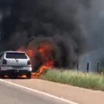 Vídeo - Carro fica destruído após pegar fogo em SJB