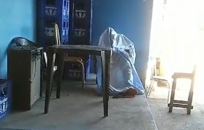 Vídeo – Homem é executado a tiros sentado na cadeira de bar em Campos