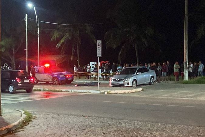 Vídeo – Homem é assassinado a tiros na praia do Farol de São Thomé, em Campos