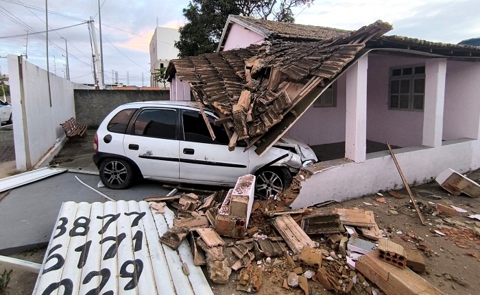 Carro invade, destrói comércio e deixa mulher ferida em São João da Barra