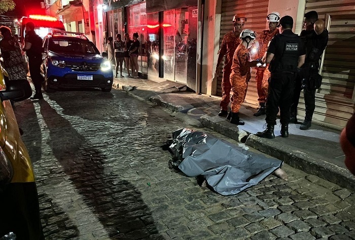 Vídeo – Homem é assassinado a tiros na frente do filho no Centro de São João da Barra