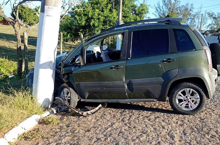 Carro colide contra poste de energia em São João da Barra