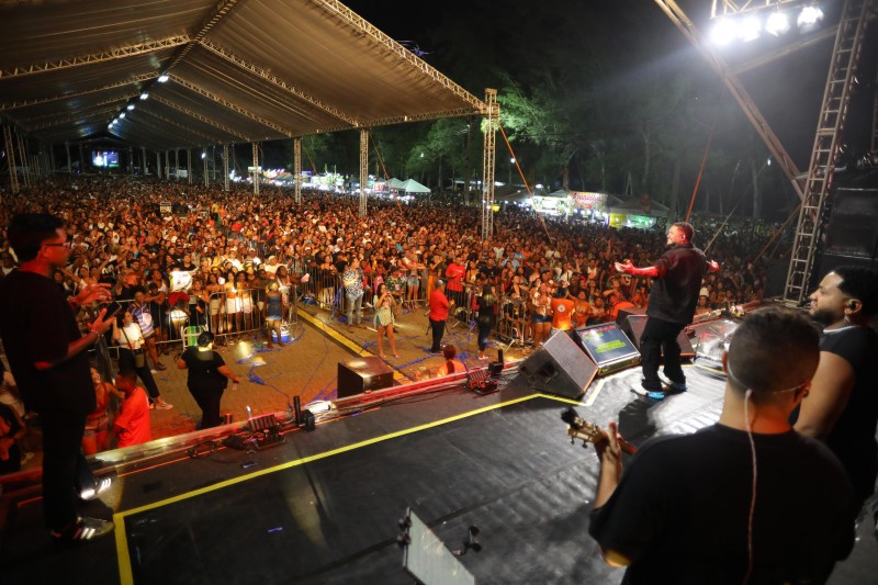 Final de semana de praias lotadas em SJB, comércio aquecido e muita alegria com shows nacionais e regionais