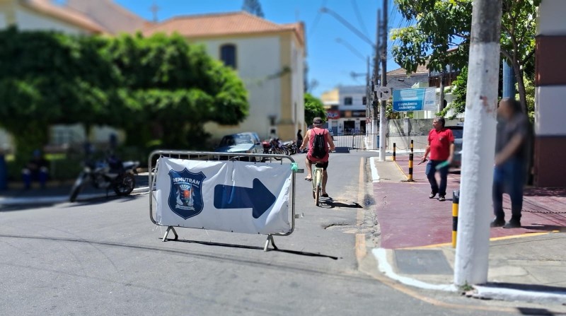 Prefeitura de SJB interdita ruas para montagem da estrutura do Carnaval