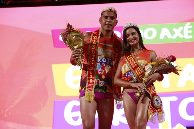 Eleitos Garota e Garoto Verão SJB 2025 em evento ao som de axé