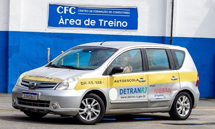 Detran RJ oferece aulas gratuitas de direção para pessoas com deficiência