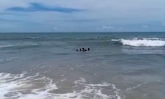Vídeo – Jovem é socorrido por guarda-vidas após sofrer afogamento em praia de São João da Barra