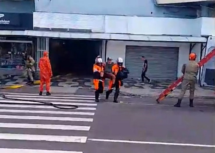 Vídeo – “Botaram fogo na minha loja”, diz proprietária de loja incendiada em Campos