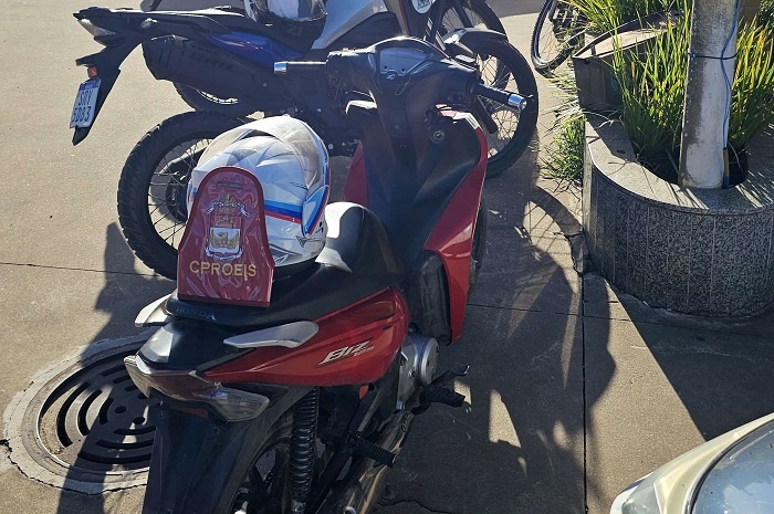 Proeis apreende motocicleta e homem é detido com droga