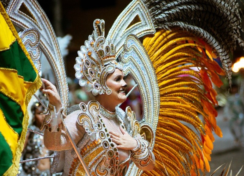 Chinês brilha na avenida com enredo sobre a mitologia do Universo