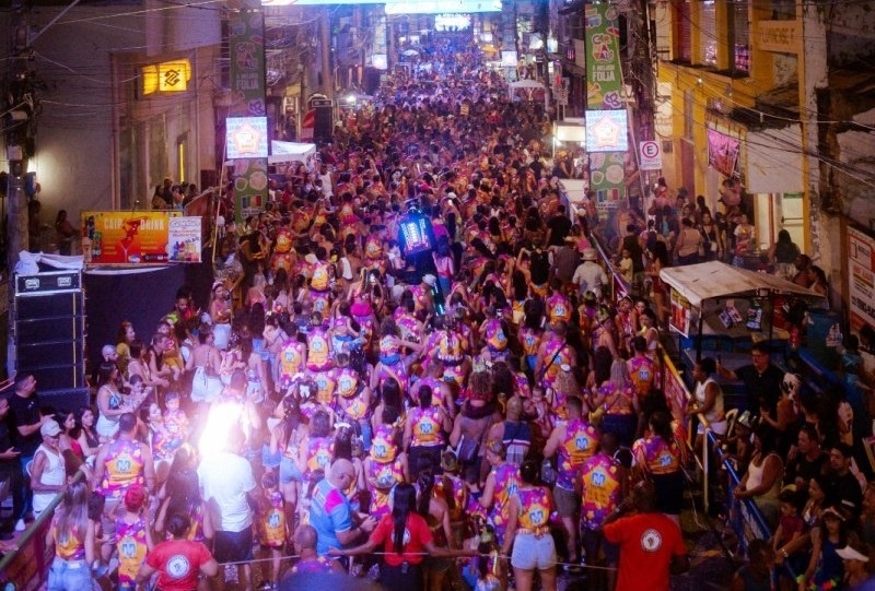Blocos de abadá e alegria invadem a Avenida no domingo de Carnaval