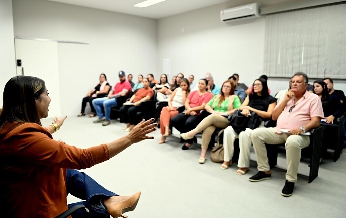 Carla Caputi reúne secretários para planejamento, organização e resultados