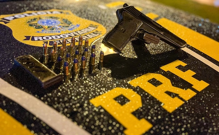 Vídeo – Homem é preso pela PRF com pistola e munições dentro de carro na BR 101 em Campos