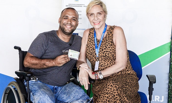 Detran.RJ entrega CNH a cadeirante que dirigia carro usando cabo de vassoura
