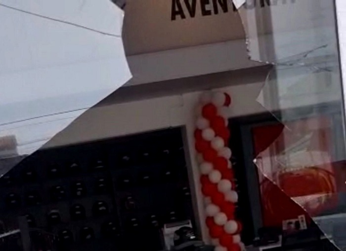 Vídeo – Homens invadem concessionária de motos e furtam veículos em Campos
