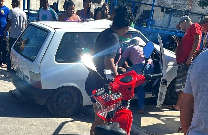 Vídeo – Ex-policial penal é baleado dentro de carro em Campos