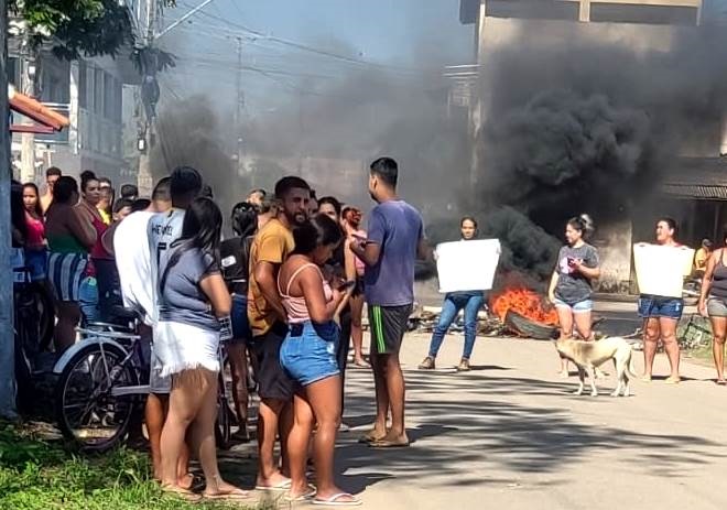 Vídeos – Moradores protestam contra falta de melhorias nas vias em Campos Novo, em Campos