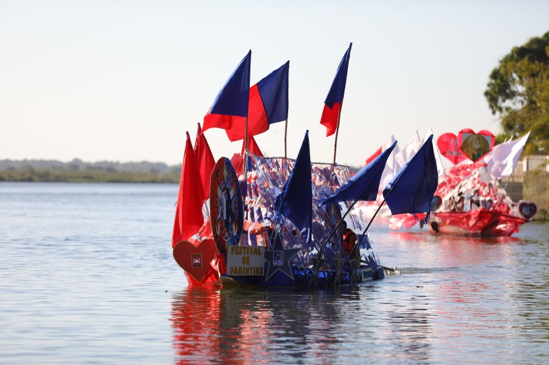 Desfile Fluvial de Canoas Ornamentadas é realizada na festa de São Pedro com 11 embarcações