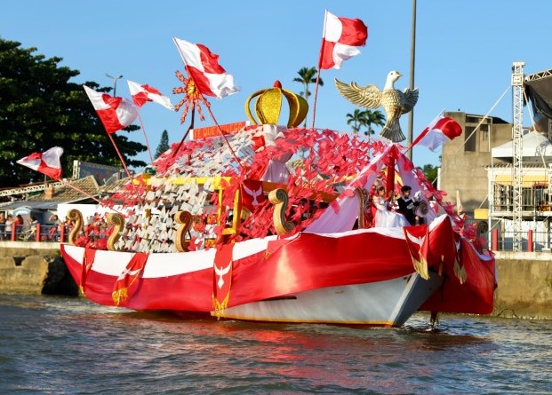 Vídeos – Embarcação com o tema “Fé que Navega* vence o tradicional Desfile Fluvial de SJB