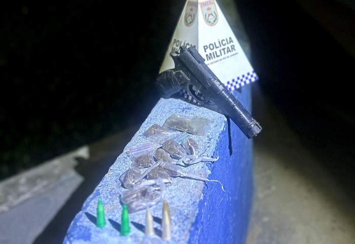 PM apreende drogas e réplica de pistola em São João da Barra