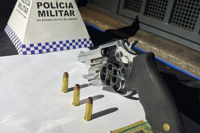 Revólver e munições são apreendidos em São João da Barra