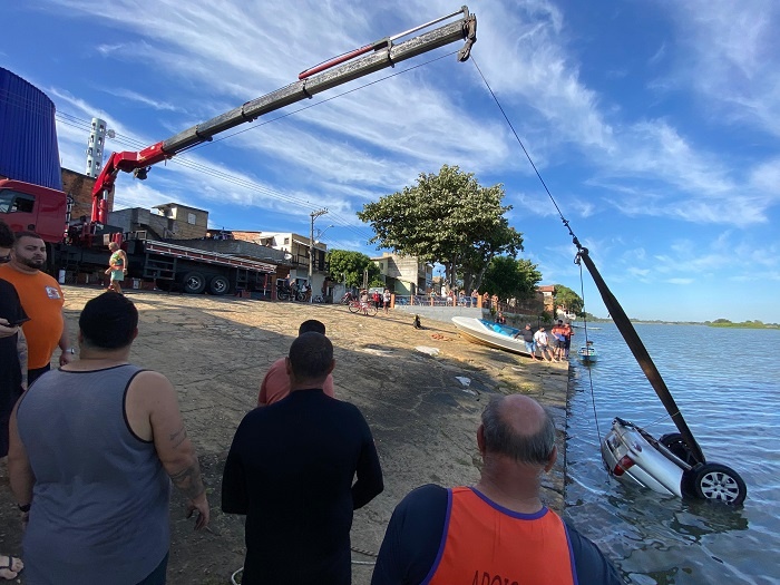 Vídeo – Carro cai no rio Paraíba do Sul em São João da Barra