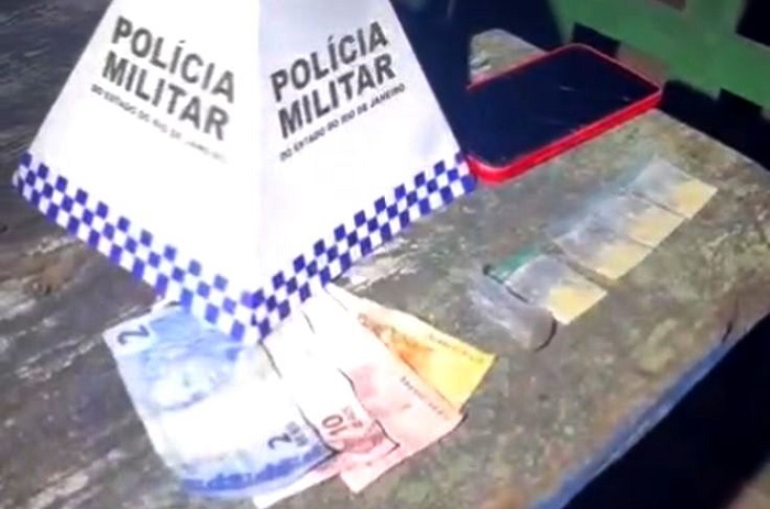 Vídeo – Três homens são presos por tráfico de drogas no Centro de São João da Barra
