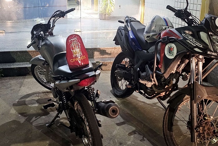 Mulher é flagrada com motocicleta irregular e irmão responderá por entrega de direção a não habilitado em SJB