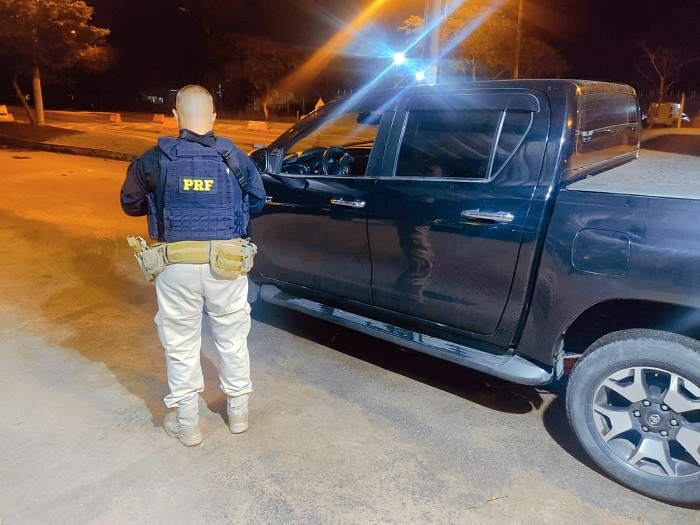 PRF recupera caminhonete furtada e prende suspeito em Campos dos Goytacazes