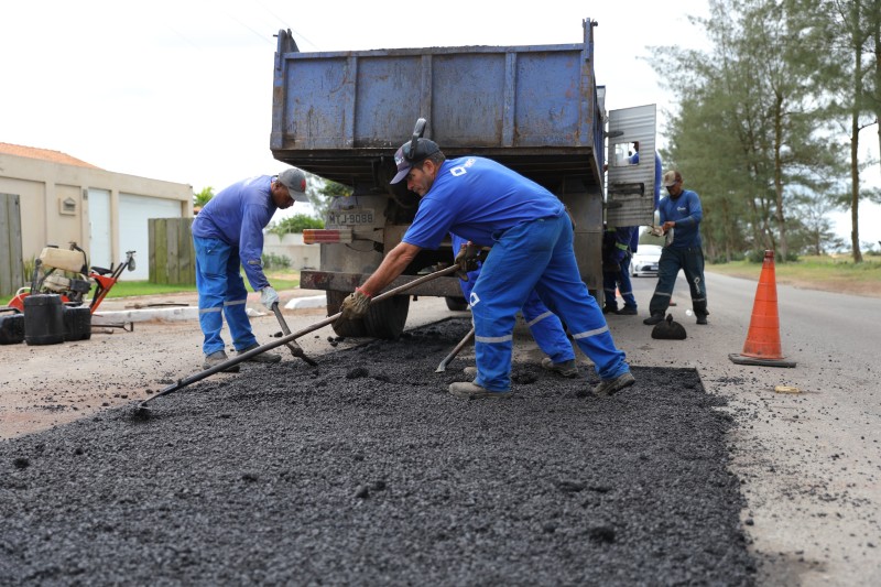 Avenida Atlântica entre Grussaí e Atafona passa por manutenção asfáltica