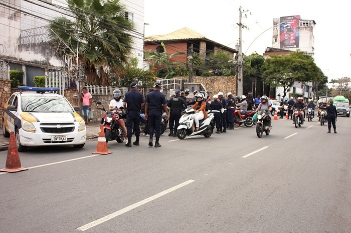 Operação em Campos termina com 20 motos apreendidas, vans autuadas e mais de 100 multas aplicadas