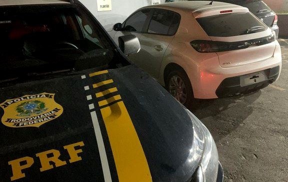 Veículo roubado no RJ é recuperado pela PRF na BR-101, em Campos dos Goytacazes
