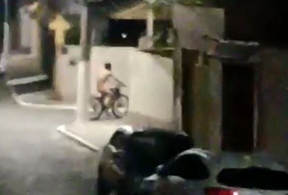 Vídeo – Homem é preso após agredir mãe e andar pelado pelas ruas de São João da Barra