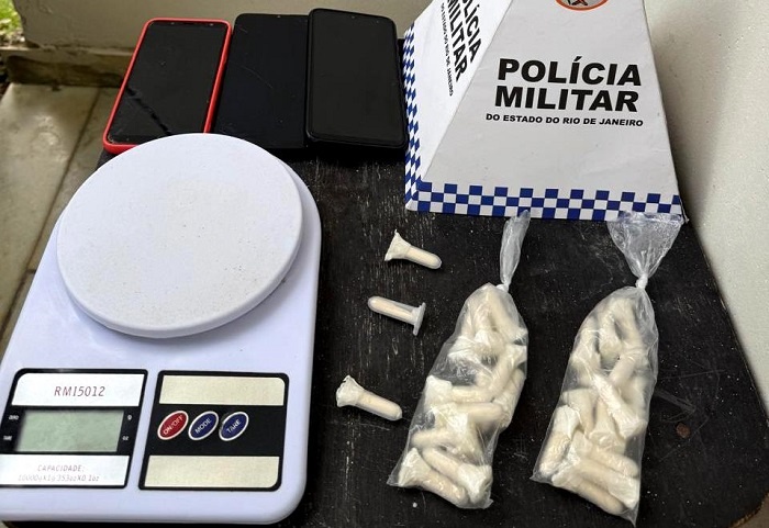 Vídeo – PM prende mulher por tráfico de drogas em São João da Barra