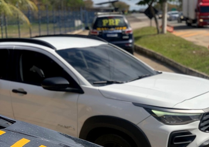 Carro roubado no Rio é recuperado pela PRF na BR-101, em Campos dos Goytacazes