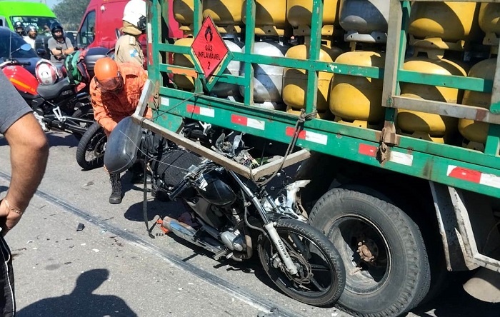 Vídeo – Homem morre em acidente entre moto e caminhão de gás em Campos