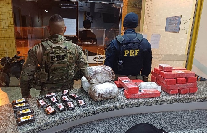 Vídeo – PRF apreende mais de 15 kg de drogas em dois ônibus e prende três pessoas no Norte Fluminense