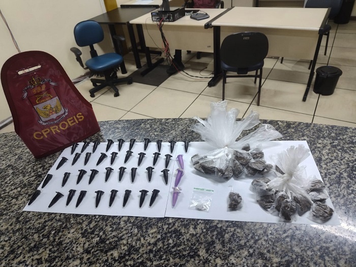 Vídeo – Polícia apreende drogas após fuga de suspeitos em São João da Barra